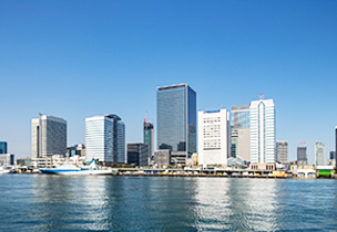 図版：東京湾から望むオフィスタワー・レジデンスタワー外観