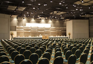 図版：株主総会から商品発表会まで、最大1,600人収容可能なホール