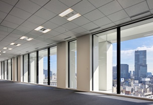 図版：天井高3m、400坪の整形なオフィス専有部