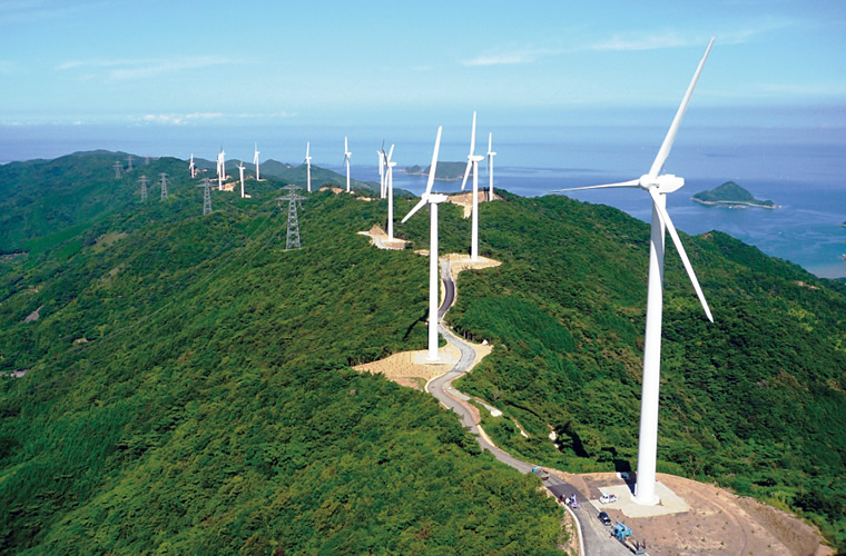 図版：山岳地域での風力発電所建設例（広川明神山風力発電所）