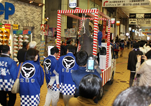 写真：御幸通り商店街を市民参加による､平成の鯱の祝曳き 姫路駅前(昔の外堀近辺)を出発する様子です。