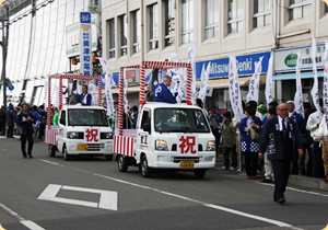 写真：奈良県で製作した鯱二尾が国道２号線(昔の中堀)を越えて本丸へ移動しています。