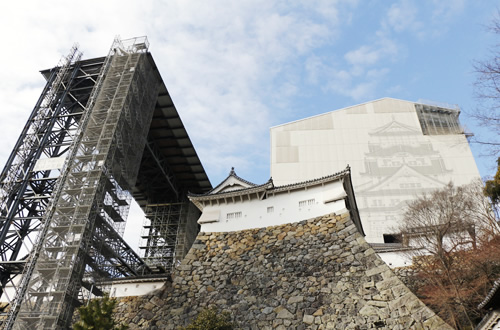 図版：構台（写真左）は地上37mの施工基地として重要な役割を果たした