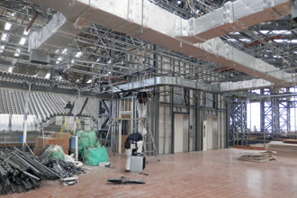 写真：素屋根内の機械設備　見学施設の空調設備解体の様子です。