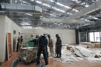 写真：見学施設　8階内装解体の様子です。