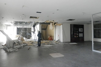 写真：見学施設　1階内装解体の様子です。