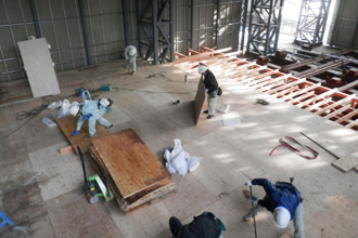 写真：見学施設　1階木製床組解体の様子です。