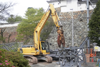 写真：トラックに積めない長い鉄骨は事前に切断しますが、姫路城内は火気厳禁の為､油圧カッターにて切断します。