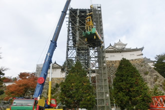 写真：腹切丸構台　80Tクローラクレーンを構台より降し、組替えます。