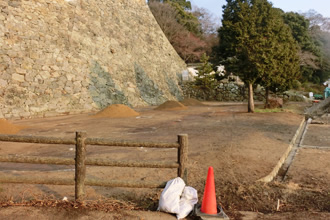 写真：腹切丸構台　搦め手口の基礎下緑地の客土による不陸を調整します。