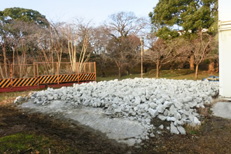 写真：JV現場事務所エリア　仮囲い解体の完了・土寝かせ場の土間コンを撤去します。