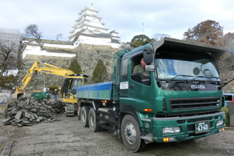 写真：喜斎門よりの搬出入路　仮設道路の撤去を行います。