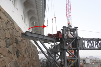 写真：3階南面床のブラケット鉄骨　45度回転　吊りワイヤーが庇に当たらぬ様重しを乗せずらします。