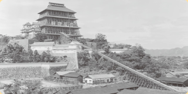 写真：昭和の大修理　素屋根　桟橋