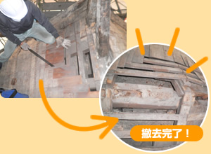 写真：鯱を支えた芯木を取替える為に、芯木廻りの土居葺きを撤去しました。