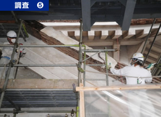 写真：軒先面の漆喰の浮きと小舞の取り付き・付着状況、そして、縄の劣化状況を確認しつつ、調査撤去を行います。 