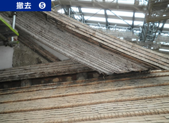 写真：五重屋根入母屋破風の漆喰撤去後の小舞（漆喰を塗付ける為の縄を巻き付けた桟木）取付き状況です。