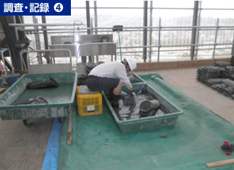 写真：瓦の研磨後に、１枚1枚ブラシで水洗いを行います。