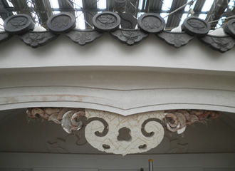 写真：五重屋根の兎毛通表面中央部の漆喰下塗とヒゲコの塗込状況です｡
