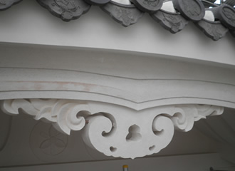 写真：五重屋根の兎毛通表面のヒレ部の漆喰下塗が完了した状況です｡