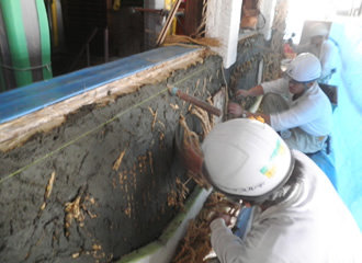 写真：第一層目の斑直しの壁土を塗付後､下げ縄を塗込んでいるところです｡