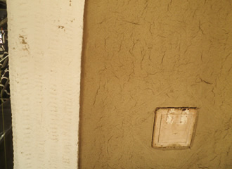 写真：土壁を塗る度に乾燥､ひび割れを生じさせて次の工程に入ります。こちらは、第一層目の斑直し完了後､自然乾燥にて､ひび割れが出始めた状況です｡