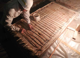 写真：外部窓の建具(土戸)の漆喰塗下地として､ひげこ､シュロ縄をステンレス釘にて取付けているところです｡