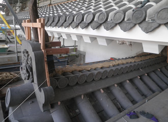 写真：一重屋根西面の入母屋破風の棟込瓦部の瓦葺き替えです｡
