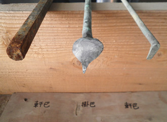 写真：瓦の軒巴は四角形の鉄製の釘です｡