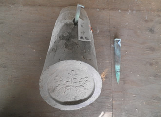 写真：昭和の葺き替え時に､隅巴瓦を固定していた銅製の釘です｡