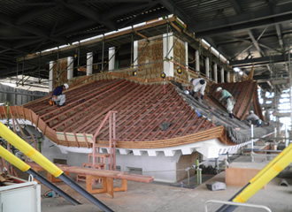 写真：四重屋根にて瓦桟下地と平瓦葺きを行っている状況の全景です｡