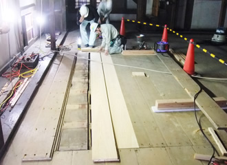 写真：大天守内部の床板の傷み部分を取替えているところです。床板は桧を使用し、厚みが27ｍｍあります。