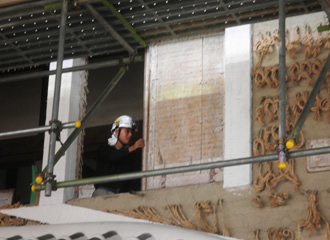 写真：建具の補修後､漆喰塗替え前に､一時的に仮取付を行って建て付けを確認しているところです｡