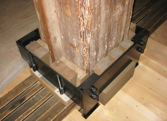 写真：大天守内 1階床面部分で､柱の耐震補強が完了した状況の上部部分です｡ 木製の箱でカバーすることになります。