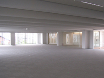 写真：無柱のロングスパンのオフィス空間