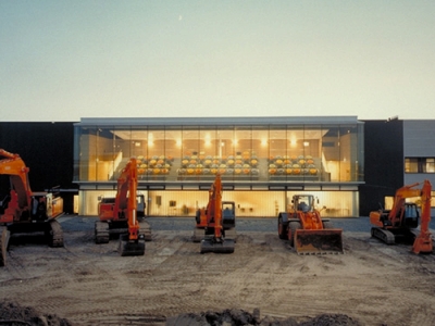 図版：日立建機　オランダ工場・デモセンター