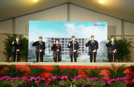 ロー・イエンリン通商産業省担当大臣、ウン・ランJTC CEO、山崎純駐シンガポール日本国特命全権大使をお招きしての地鎮祭の様子