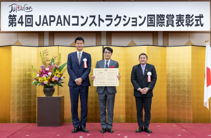 図版：左から朝日健太郎国土交通大臣政務官、越島副社長、ピーター・タン駐日シンガポール共和国特命全権大使