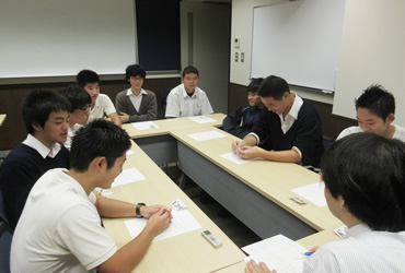 図版：鎌倉学園　高等学校でのインタビューの様子