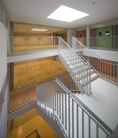 図版：各階のラウンジを結ぶ開放的な階段