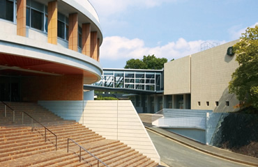 図版：生徒のアイディアで計画された大階段と、新校舎を結ぶリレーションブリッジ
