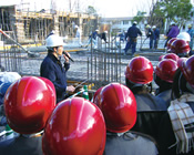 図版：新校舎の工事現場を見学