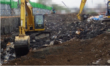 図版：埋設廃棄物の掘削状況