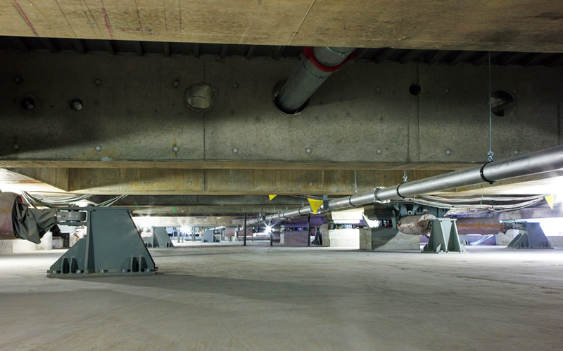写真：１階と地下の間に広がる免震層