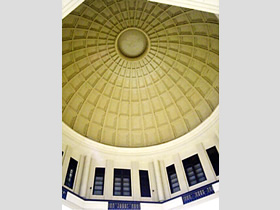 戦後の復旧工事で取り付けられた天井はジュラルミン製でした。
