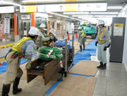 駅のコンコースを使って、資材を運び込みます。