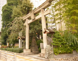 国道に面した雉子神社エントランス