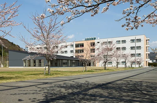 図版：石巻専修大学ユニバーシティハウス　外観（奥：学生寮、手前：レストラン棟）
