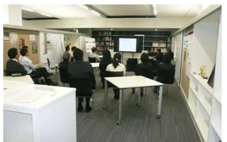 図版：コミュニケーションHUB（左）