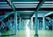 図版：カテナリーアーチ構造の床下写真